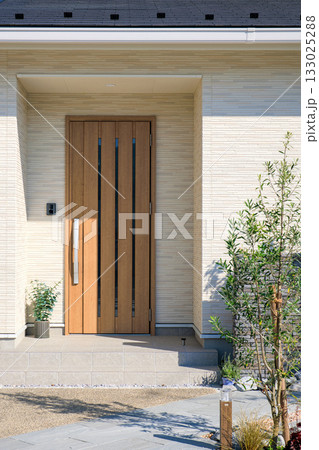 住宅イメージ　新築住宅のエントランス 133025288