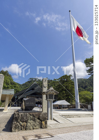 〈島根県)出雲大社 神楽殿参道と国旗 〈島根県)出雲大社 神楽殿参道と国旗 133025714