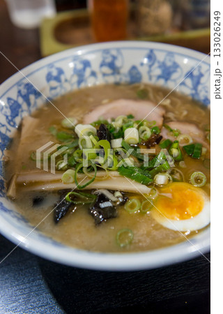 日本の濃厚とんこつラーメン 半熟卵とチャーシューのトッピング 日本の濃厚とんこつラーメン 半熟卵とチャーシューのトッピング 133026249