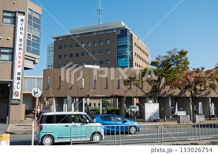 松原市役所前の応急給水栓・給水塔のある場所を道路の対面から 133026754