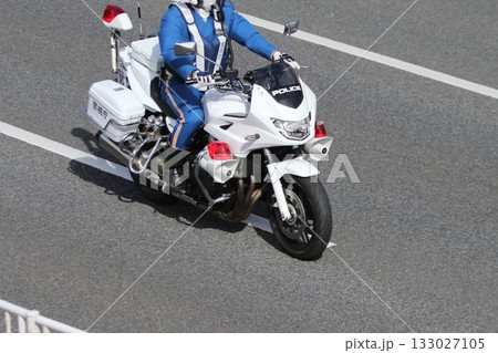 パトロール中の白バイ イメージ パトロール中の白バイ イメージ 133027105