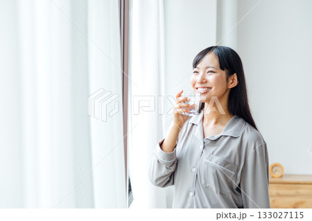 ウェルビーイングを意識した若い女性の暮らし 水を飲む朝のルーティーン ウェルビーイングを意識した若い女性の暮らし 水を飲む朝のルーティーン 133027115