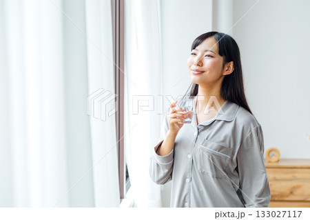 ウェルビーイングを意識した若い女性の暮らし 水を飲む朝のルーティーン ウェルビーイングを意識した若い女性の暮らし 水を飲む朝のルーティーン 133027117