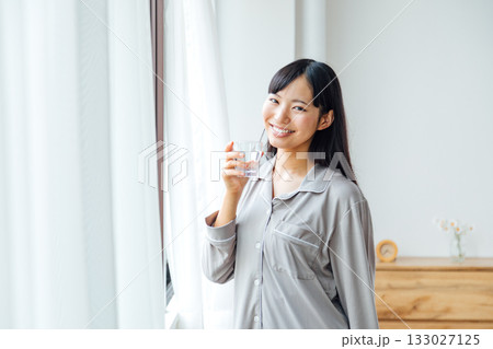 ウェルビーイングを意識した若い女性の暮らし　水を飲む朝のルーティーン 133027125
