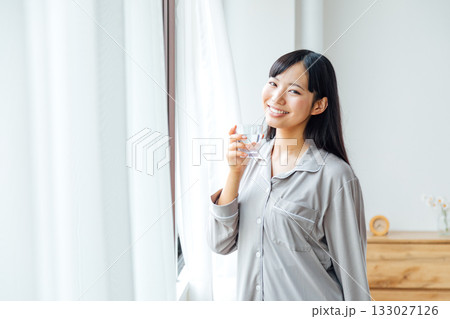 ウェルビーイングを意識した若い女性の暮らし　水を飲む朝のルーティーン 133027126