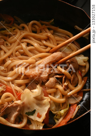 焼うどんを作っている様子 焼うどんを作っている様子 133027158