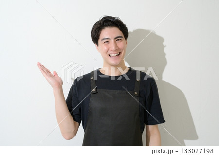 案内をするエプロンの男性 案内をするエプロンの男性 133027198
