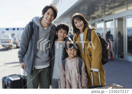 旅行出発前 空港で笑顔を見せる家族のポートレート 133027217