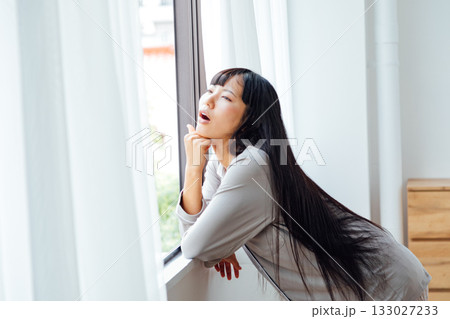憂鬱な朝　不機嫌な若い女性のイメージ 133027233