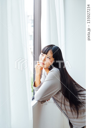 憂鬱な朝　不機嫌な若い女性のイメージ 133027234