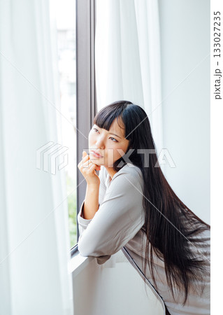 憂鬱な朝 不機嫌な若い女性のイメージ 憂鬱な朝 不機嫌な若い女性のイメージ 133027235