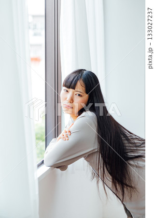 憂鬱な朝　不機嫌な若い女性のイメージ 133027237