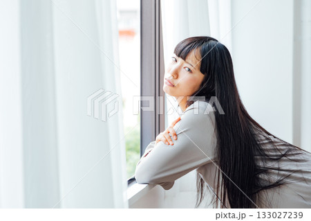 憂鬱な朝　不機嫌な若い女性のイメージ 133027239