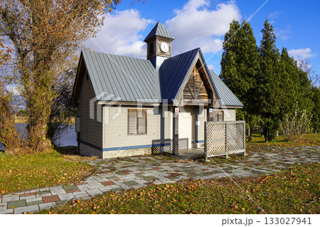 北村中央公園（ヘラブナ広場）公衆トイレ・秋 133027941