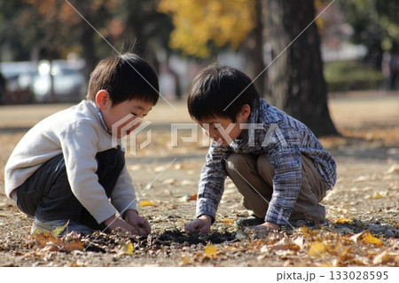 秋の公園で土遊びを楽しむ二人の男の子 133028595