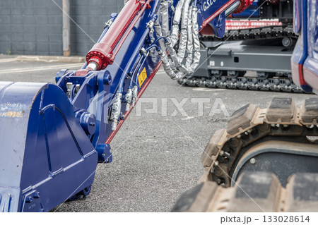 【店舗の解体と重機のキャタピラ】 133028614