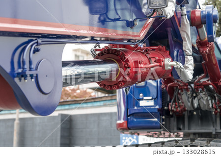 【店舗の解体と重機のシリンダー】 【店舗の解体と重機のシリンダー】 133028615