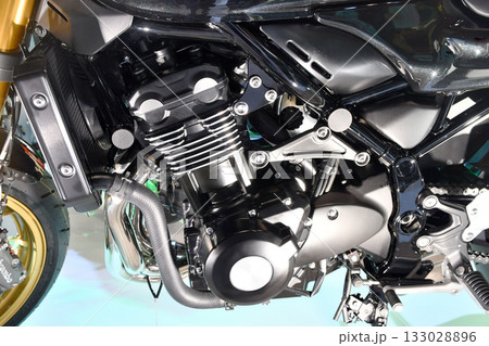 モーターサイクルのエンジン 133028896