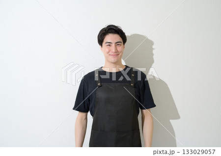 エプロンをつけてリラックスする日本人男性 133029057