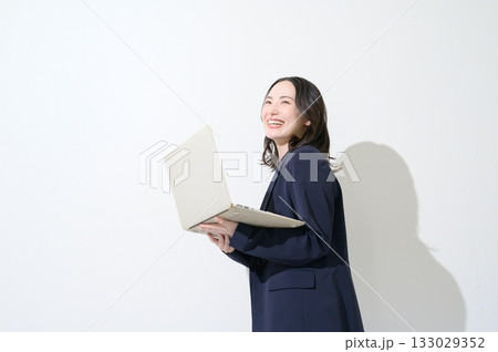 白背景でパソコンを持つ日本人女性 白背景でパソコンを持つ日本人女性 133029352