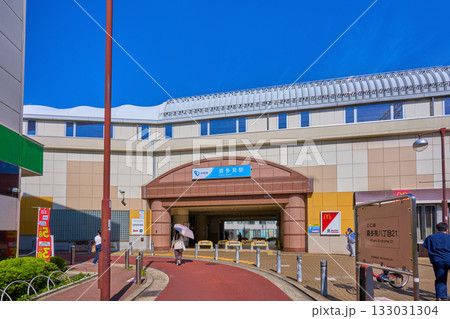 東京都世田谷区の小田急線 喜多見駅の南口を見る 133031304