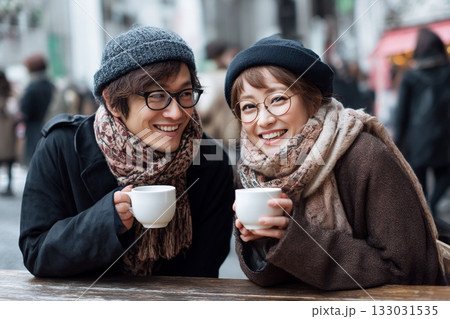 冬のカフェテラスで笑顔を交わす恋人たち・穏やかな時間を切り取った瞬間 133031535