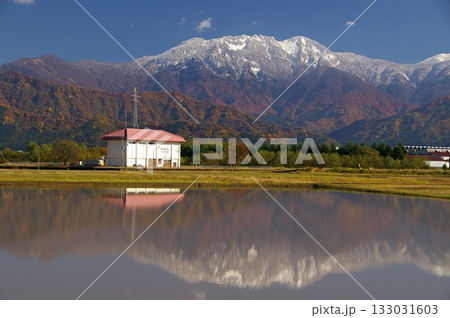 八海山の三段紅葉リフレクション 133031603