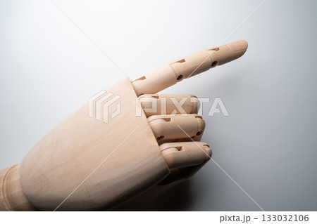 木製マネキンの指差しポーズと白背景 木製マネキンの指差しポーズと白背景 133032106