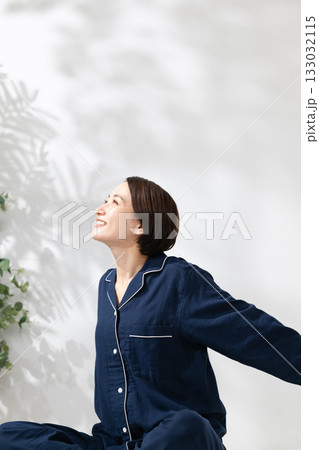 朝起きる女性 朝起きる女性 133032115