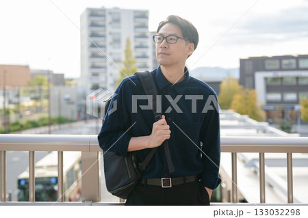 街を歩く男性 133032298