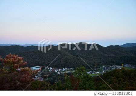 山間部の風景越しに見るマジックアワーの空 山間部の風景越しに見るマジックアワーの空 133032303