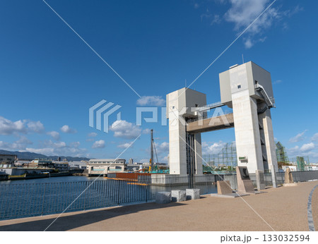 兵庫県西宮市 今津港の新川水門 133032594