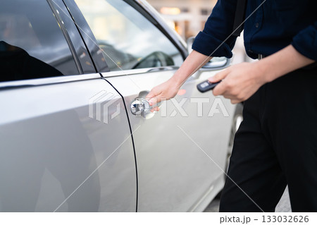 車のドアを開ける男性 車のドアを開ける男性 133032626