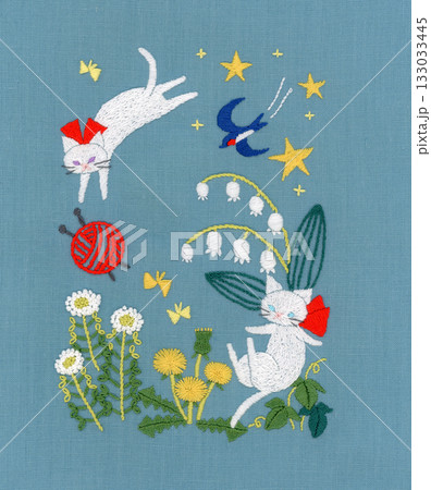 2匹のしろ猫と春の花の刺繍 133033445