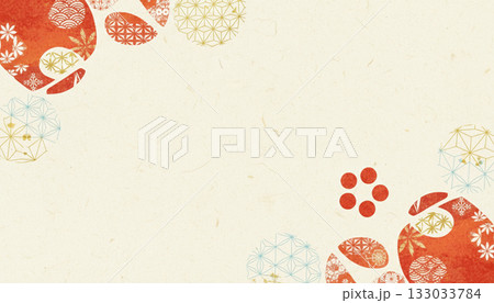 和紙風テクスチャに赤と橙の円形和柄をあしらった上品な和風背景（年賀・お祝い） 133033784