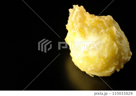 たまごの天ぷらを黒背景で単品撮影 133033829