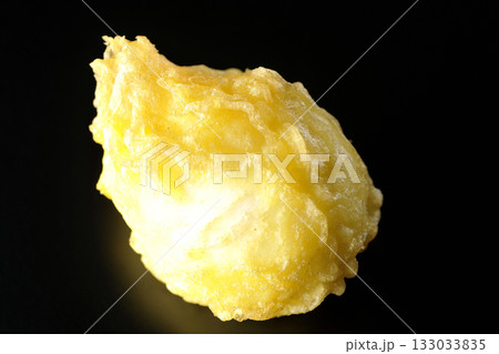 たまごの天ぷらを黒背景で単品撮影 133033835