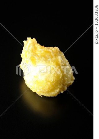 たまごの天ぷらを黒背景で単品撮影 133033836