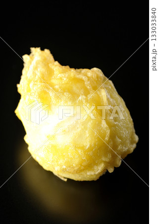 たまごの天ぷらを黒背景で単品撮影 たまごの天ぷらを黒背景で単品撮影 133033840