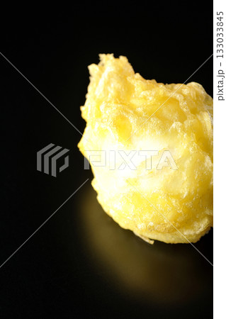 たまごの天ぷらを黒背景で単品撮影 たまごの天ぷらを黒背景で単品撮影 133033845