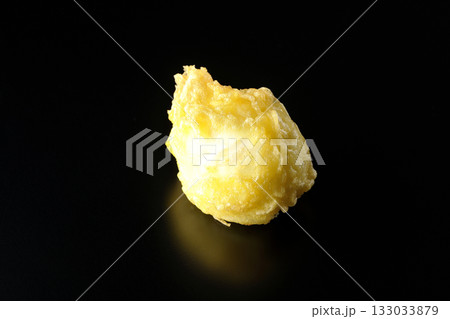 たまごの天ぷらを黒背景で単品撮影 133033879