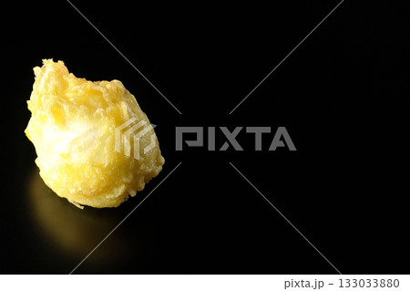 たまごの天ぷらを黒背景で単品撮影 133033880
