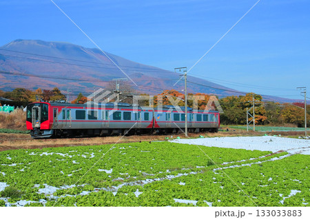 紅葉が色づく錦秋の浅間山を仰ぐSR1系。 133033883