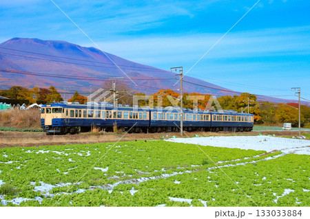 紅葉が色づく錦秋の浅間山を仰ぐ115系。 紅葉が色づく錦秋の浅間山を仰ぐ115系。 133033884