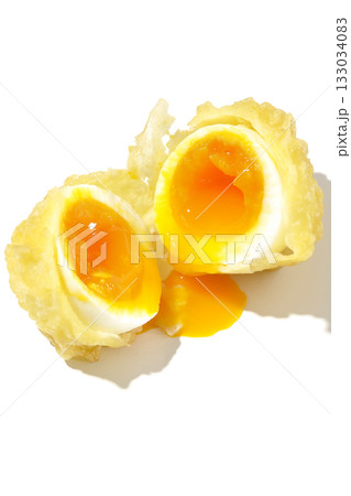 トロトロ半熟たまごの天ぷらを白背景で単品撮影 トロトロ半熟たまごの天ぷらを白背景で単品撮影 133034083