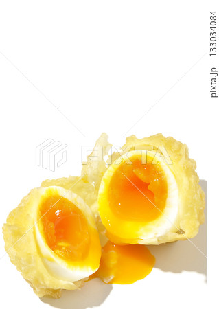 トロトロ半熟たまごの天ぷらを白背景で単品撮影 133034084