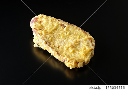 さつま芋の天ぷらを黒背景で単品撮影 133034316