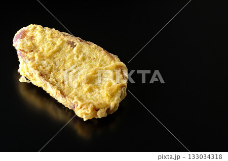 さつま芋の天ぷらを黒背景で単品撮影 133034318