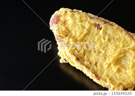 さつま芋の天ぷらを黒背景で単品撮影 133034320