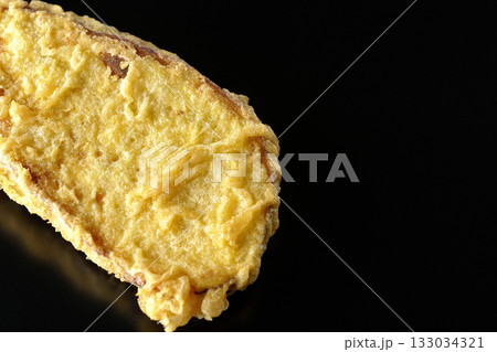 さつま芋の天ぷらを黒背景で単品撮影 さつま芋の天ぷらを黒背景で単品撮影 133034321